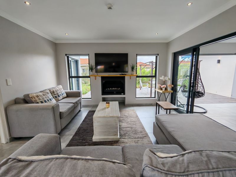 Enjoy Secure Golf Estate Living with Greenbelt Views - Photo 7