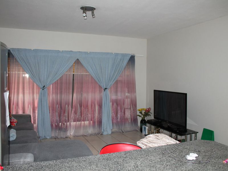 Secure & Seren Modern Ground Floor Living in Towerby, Johannesburg South - Photo 10