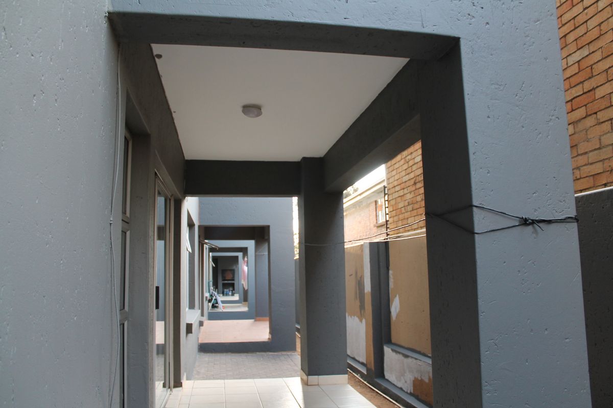 Secure & Seren Modern Ground Floor Living in Towerby, Johannesburg South - Photo 2