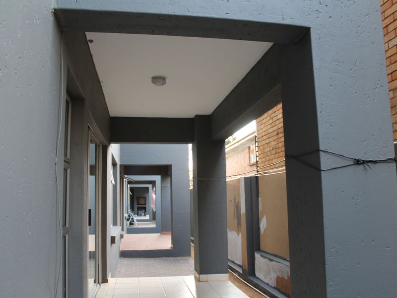 Secure & Seren Modern Ground Floor Living in Towerby, Johannesburg South - Photo 2