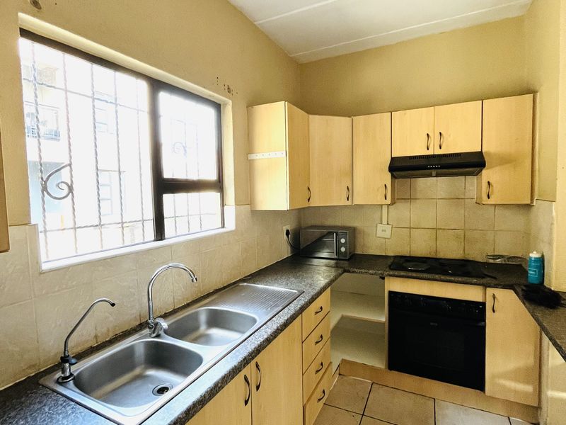 Double-Storey Townhouse with Private Garden - Photo 8