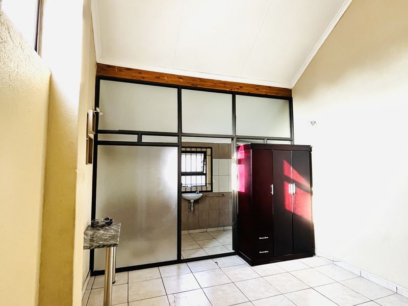 Double-Storey Townhouse with Private Garden - Photo 9