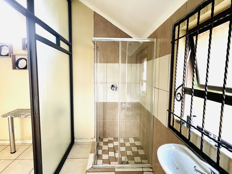 Double-Storey Townhouse with Private Garden - Photo 10