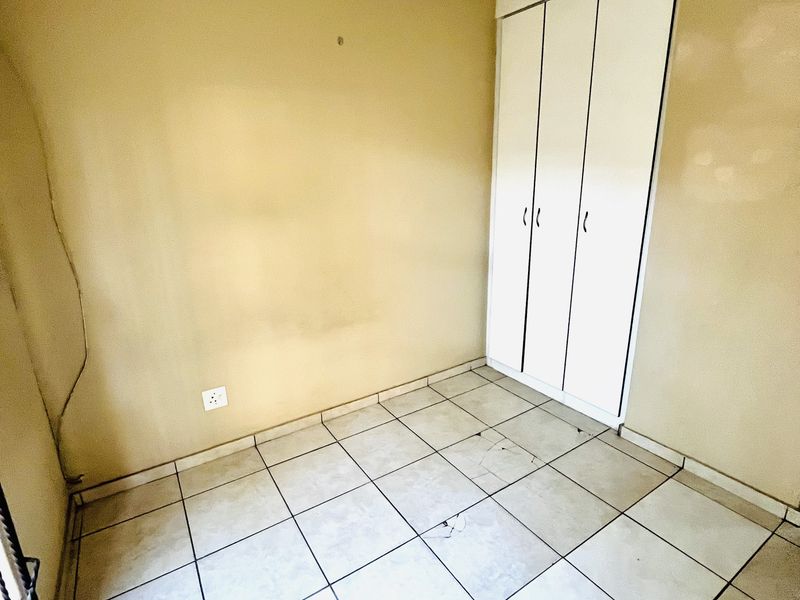 Double-Storey Townhouse with Private Garden - Photo 6