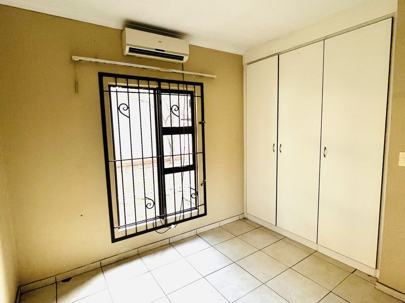 Double-Storey Townhouse with Private Garden - Photo 3