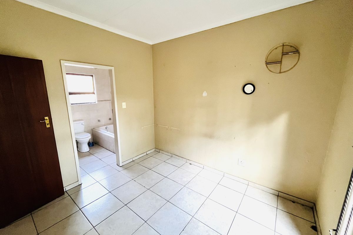 Double-Storey Townhouse with Private Garden - Photo 4