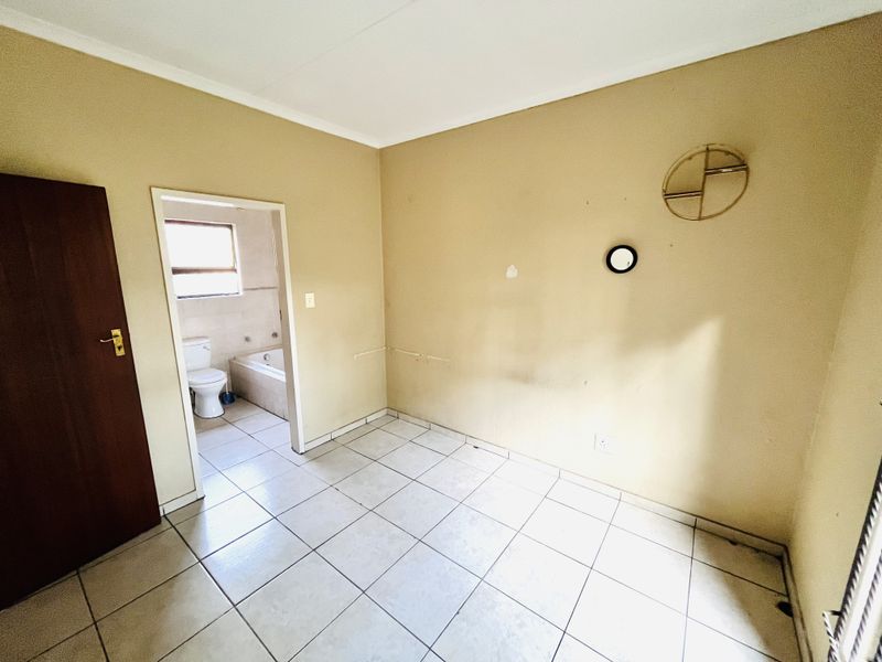 Double-Storey Townhouse with Private Garden - Photo 4