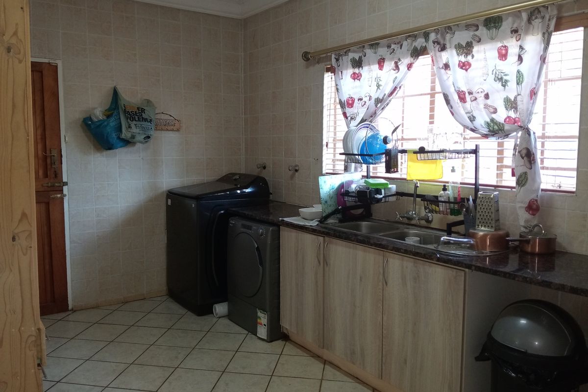 Spacious Family Living Surrounded by Nature - Photo 5