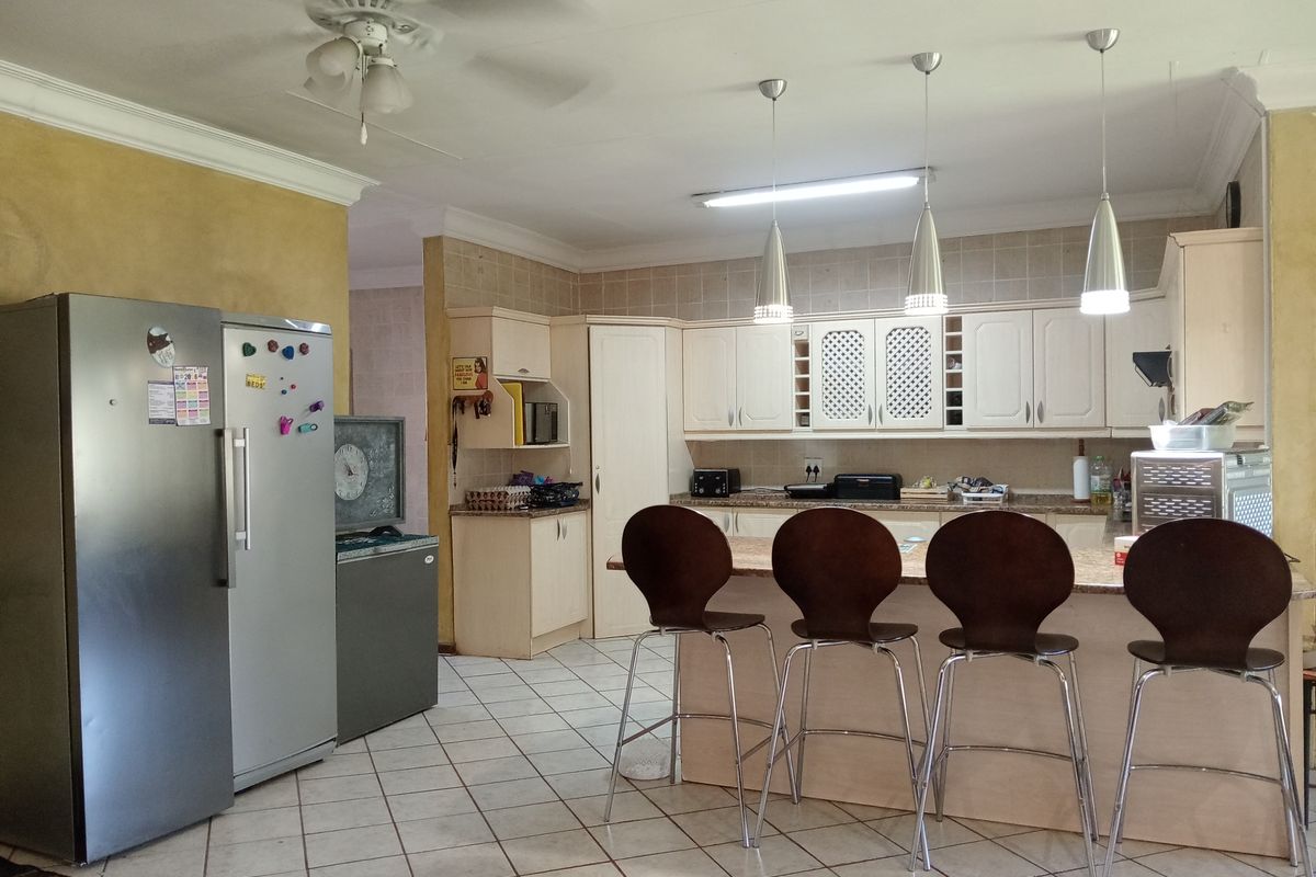 Spacious Family Living Surrounded by Nature - Photo 4