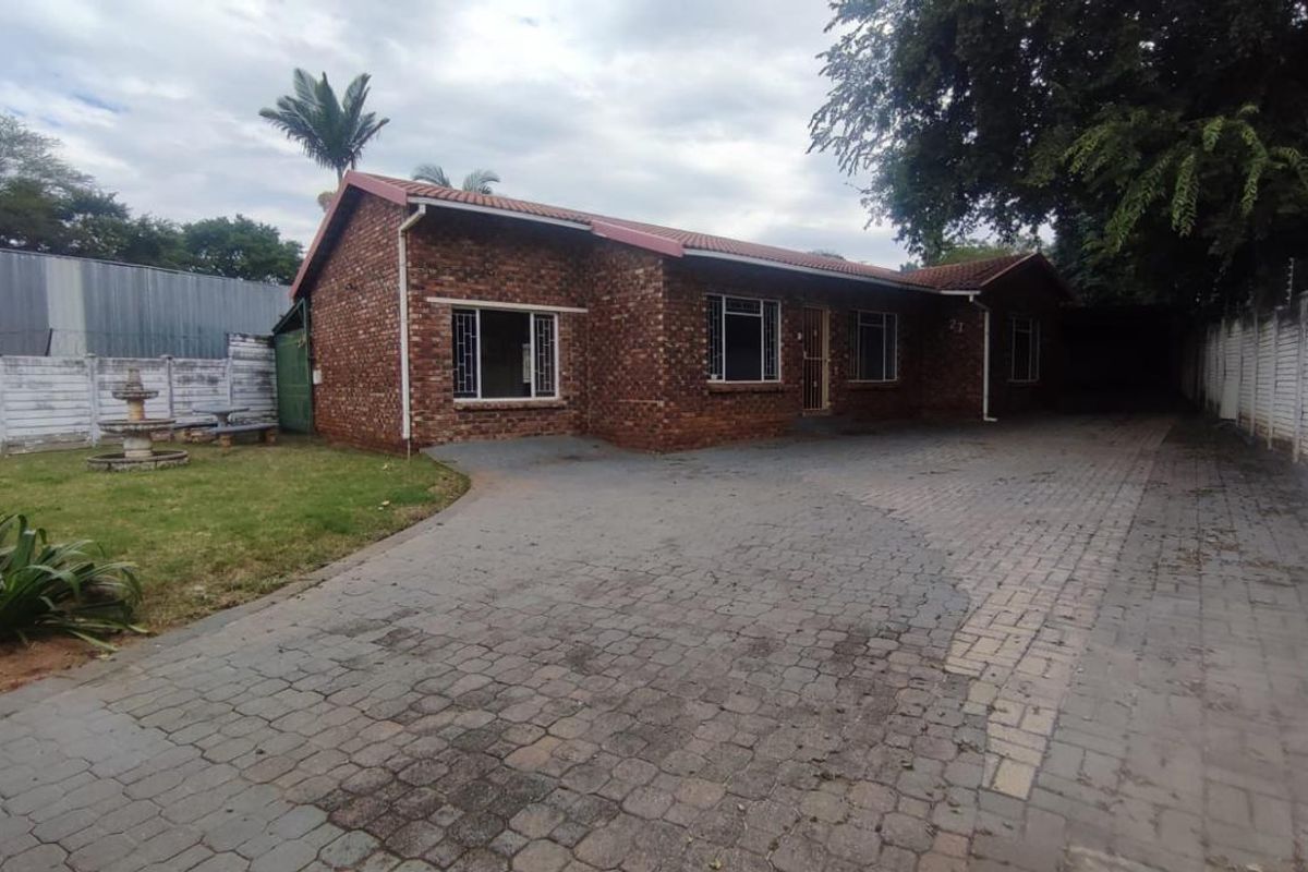 Stunning 4-bedroom home in Geelhoutpark, Rustenburg—ideal for families seeking comfort and style! - Photo 2