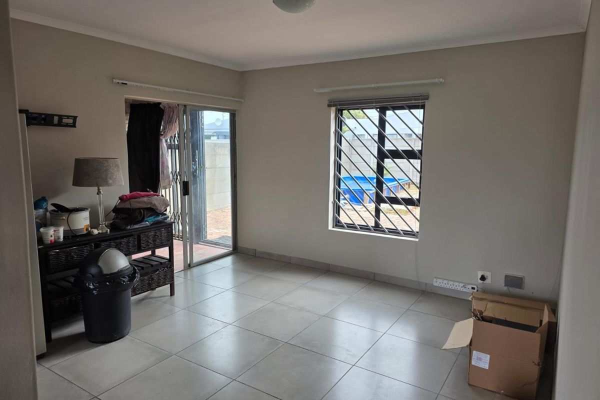 Charming freestanding 2 bedroom home in Bonnie Brae, Kraaifontein—perfect for your next investment! - Photo 3