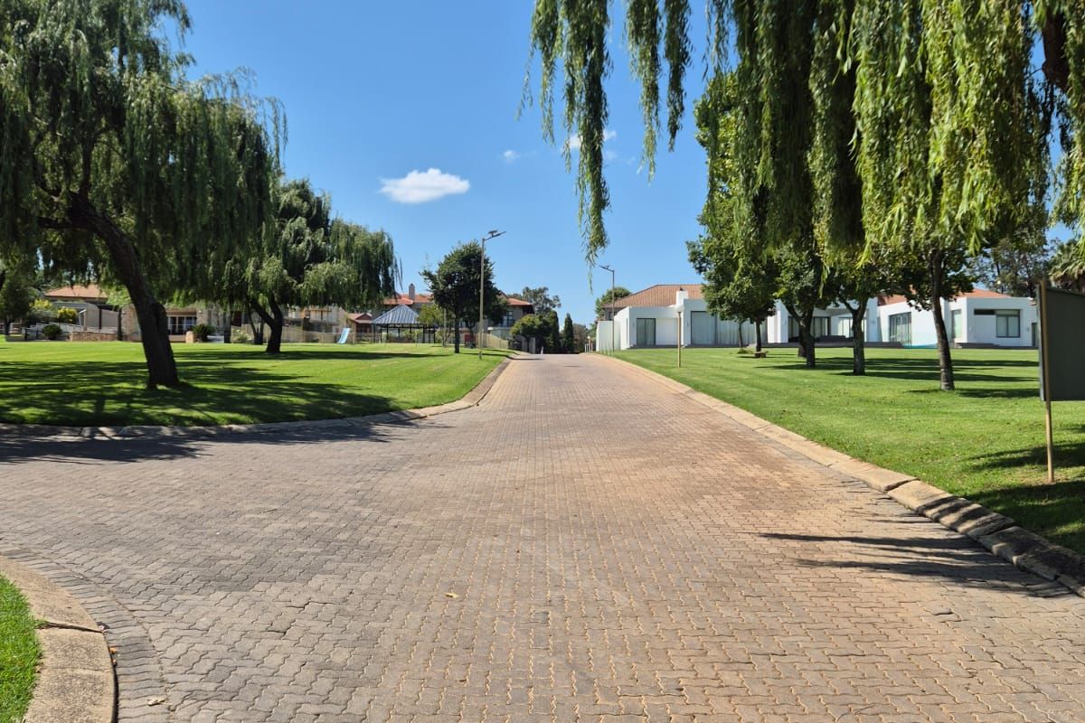 Prime Stand in Sought-After Vaalview Estate – Build Before 2033 - Photo 2