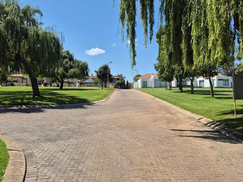 Prime Stand in Sought-After Vaalview Estate – Build Before 2033 - Photo 2