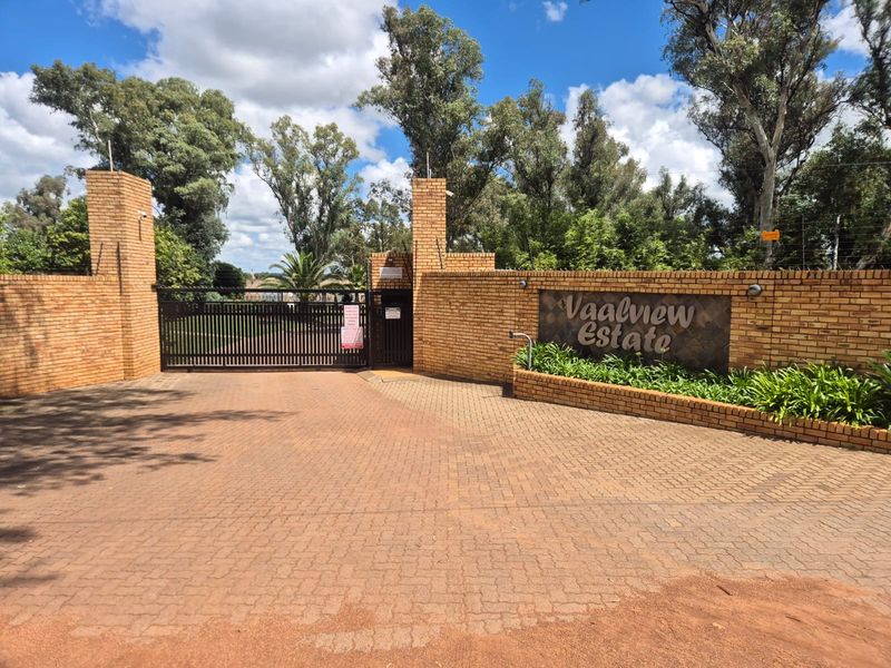 Prime Stand in Sought-After Vaalview Estate – Build Before 2033 - Photo 1