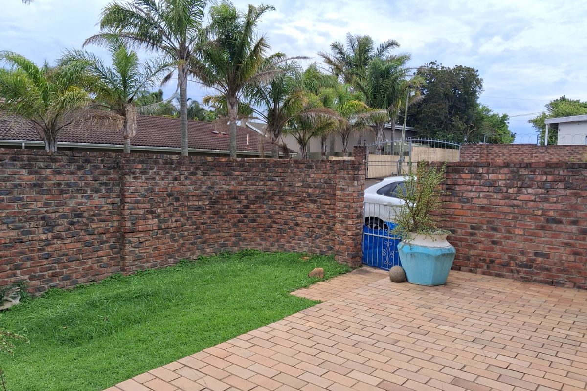 Hidden Gem: Tranquil 3-Bedroom Townhouse with Secure, Secluded Living in Beacon Bay - Photo 3