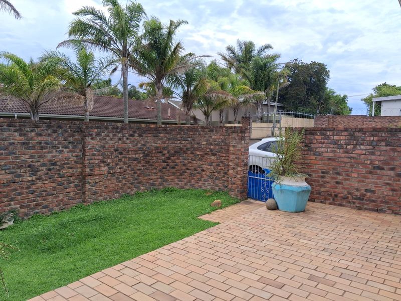 Hidden Gem: Tranquil 3-Bedroom Townhouse with Secure, Secluded Living in Beacon Bay - Photo 3
