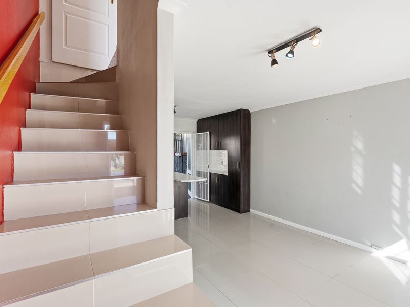 Duplex Townhouse Living - Photo 9