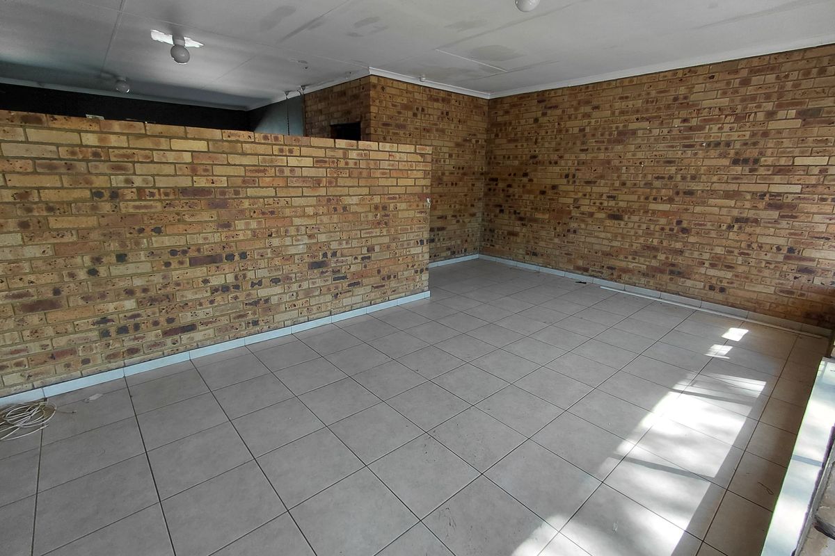 Spacious 2-bedroom townhouse in Meiringspark, Klerksdorp, available for rent - Photo 2