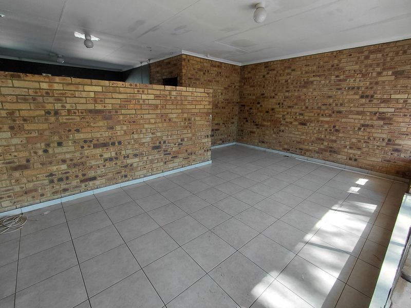 Spacious 2-bedroom townhouse in Meiringspark, Klerksdorp, available for rent - Photo 2