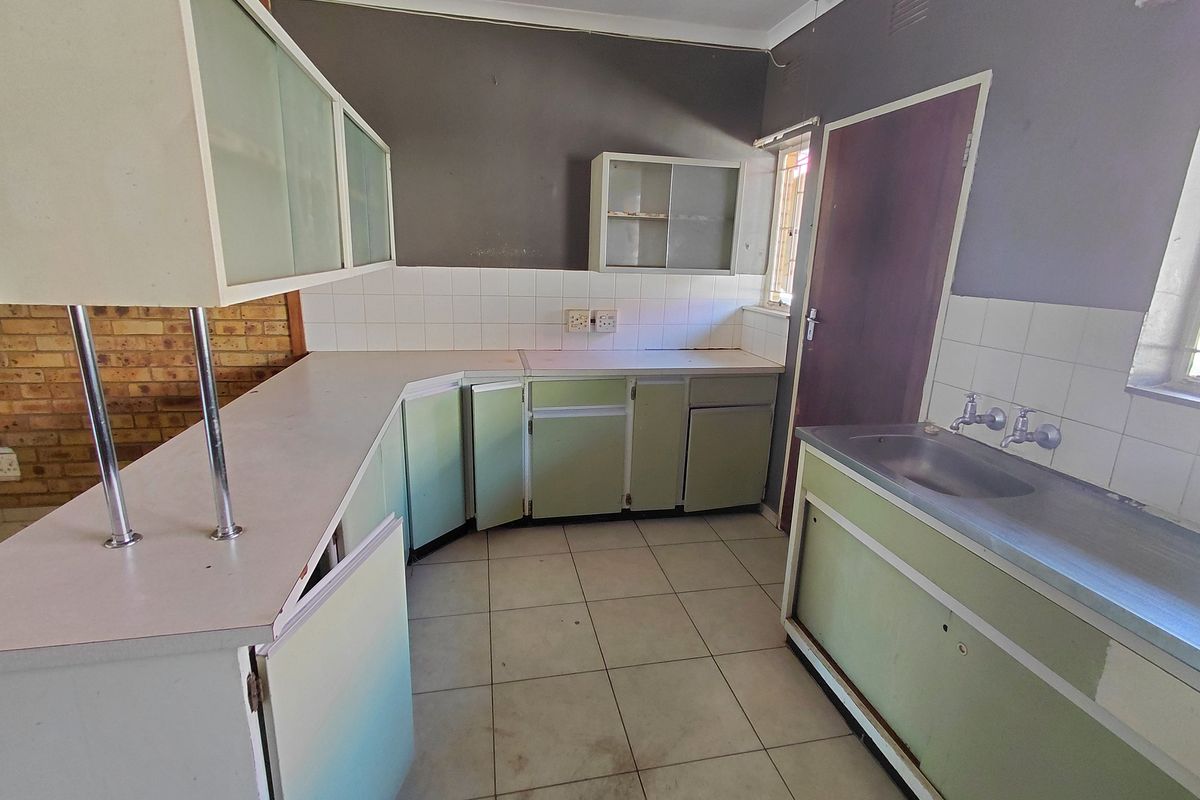 Spacious 2-bedroom townhouse in Meiringspark, Klerksdorp, available for rent - Photo 5