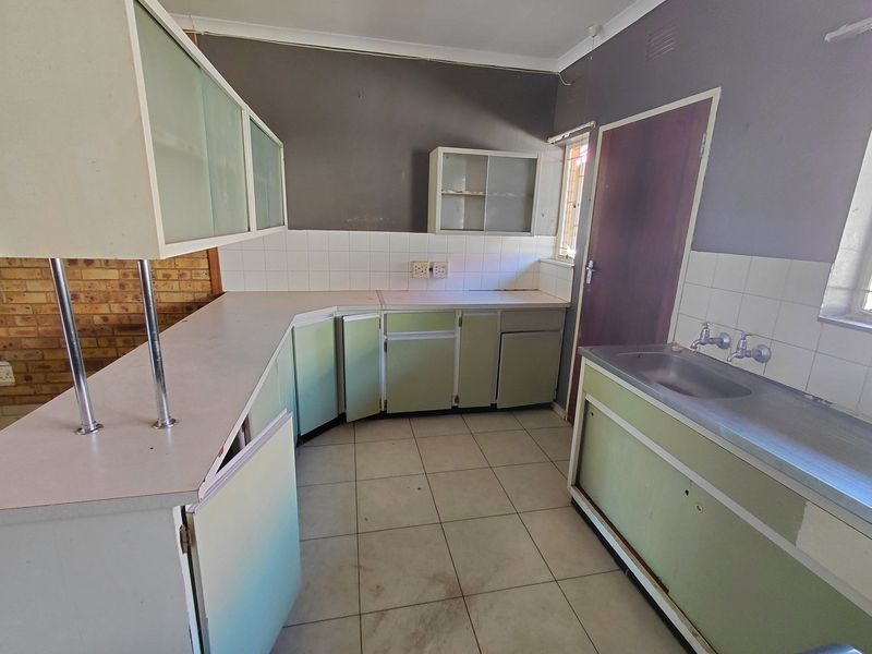 Spacious 2-bedroom townhouse in Meiringspark, Klerksdorp, available for rent - Photo 5