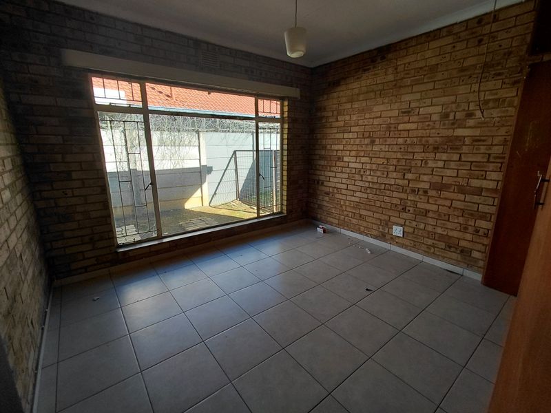 Spacious 2-bedroom townhouse in Meiringspark, Klerksdorp, available for rent - Photo 10