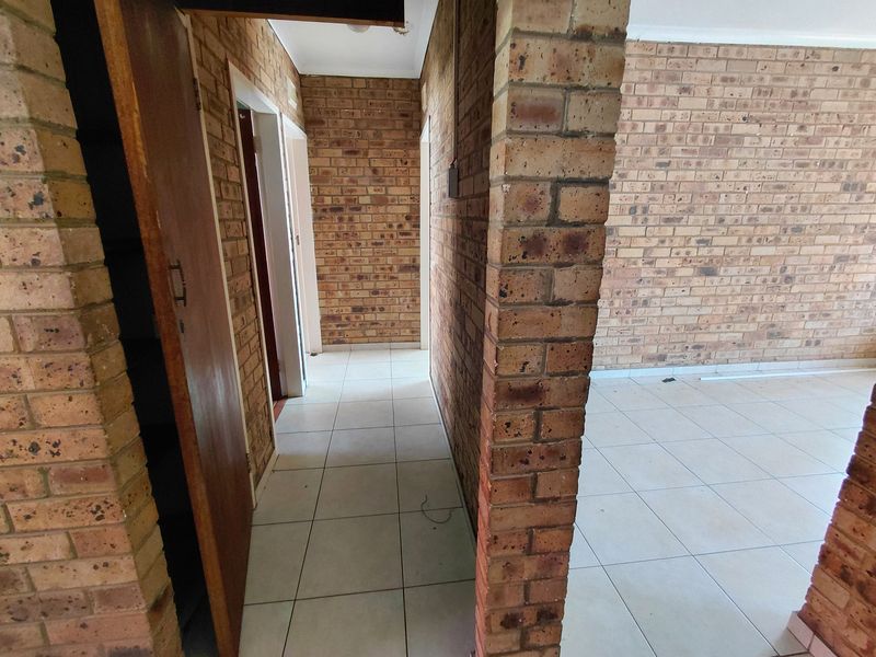 Spacious 2-bedroom townhouse in Meiringspark, Klerksdorp, available for rent - Photo 6