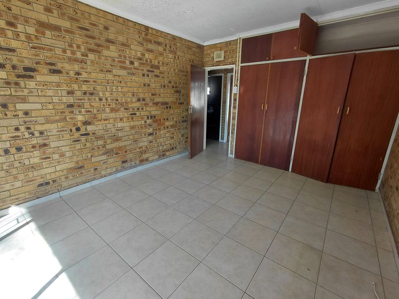 Spacious 2-bedroom townhouse in Meiringspark, Klerksdorp, available for rent - Photo 9