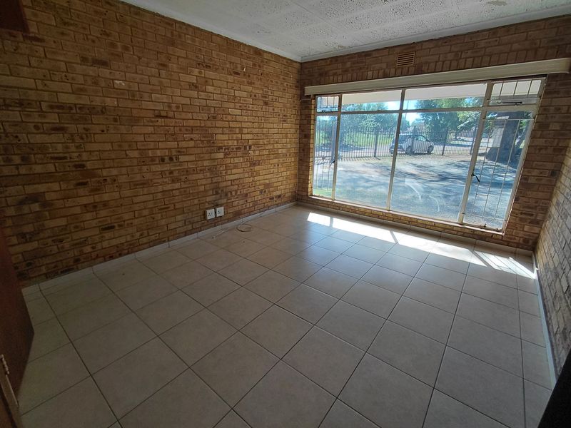 Spacious 2-bedroom townhouse in Meiringspark, Klerksdorp, available for rent - Photo 8
