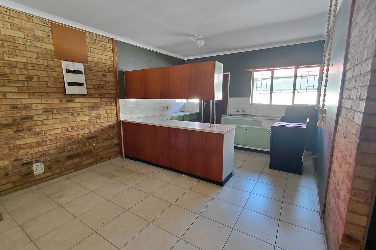 Spacious 2-bedroom townhouse in Meiringspark, Klerksdorp, available for rent - Photo 4