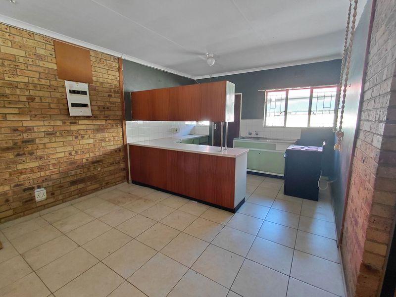 Spacious 2-bedroom townhouse in Meiringspark, Klerksdorp, available for rent - Photo 4