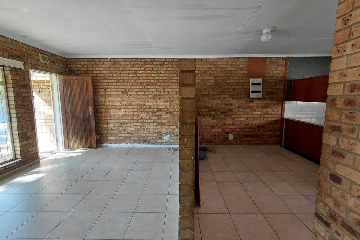 Spacious 2-bedroom townhouse in Meiringspark, Klerksdorp, available for rent - Photo 3