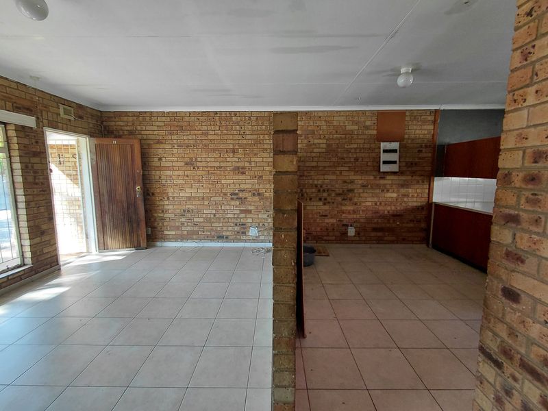Spacious 2-bedroom townhouse in Meiringspark, Klerksdorp, available for rent - Photo 3