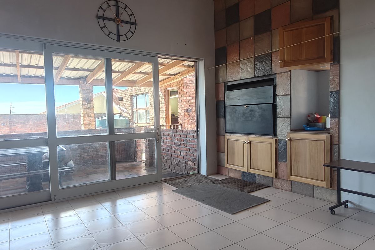 Stunning 4 bedroom home in Newton Park, Gqeberha - Photo 3
