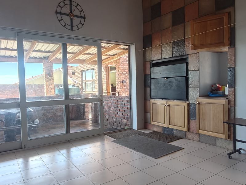 Stunning 4 bedroom home in Newton Park, Gqeberha - Photo 3