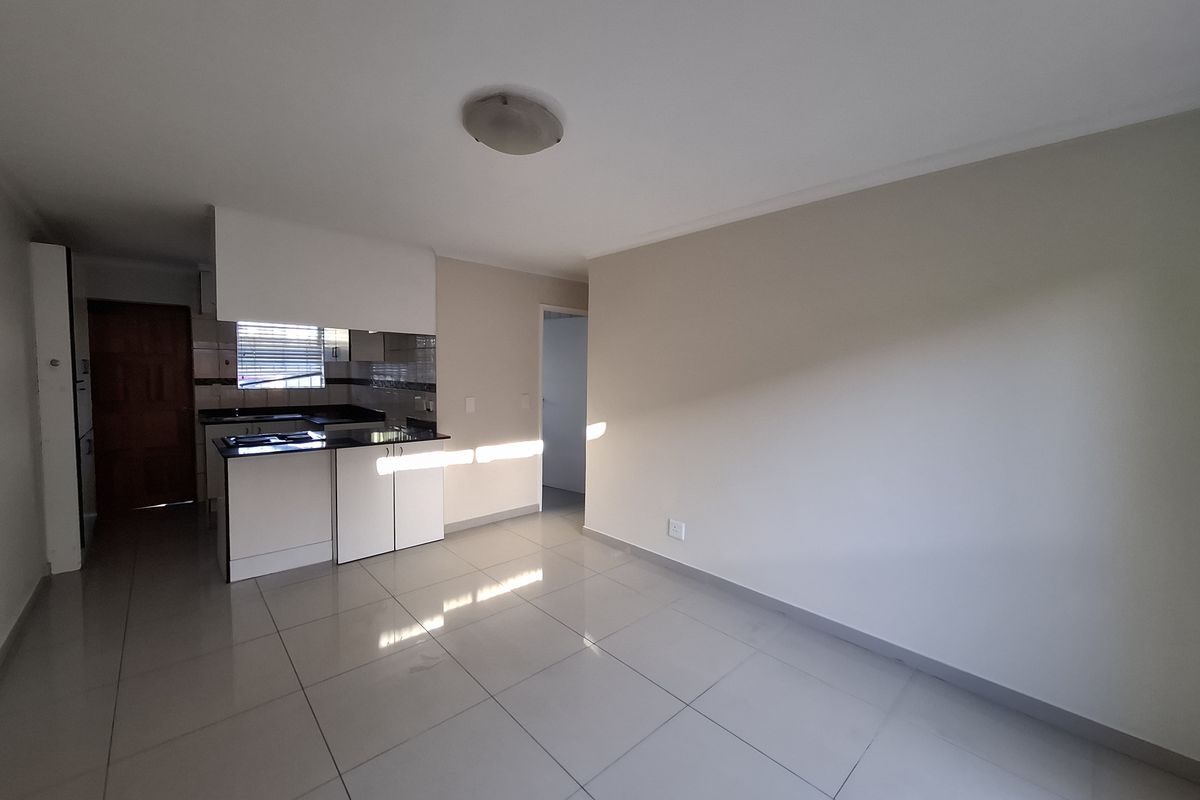 Sunny Two Bedroom Apartment With Garden - Photo 3