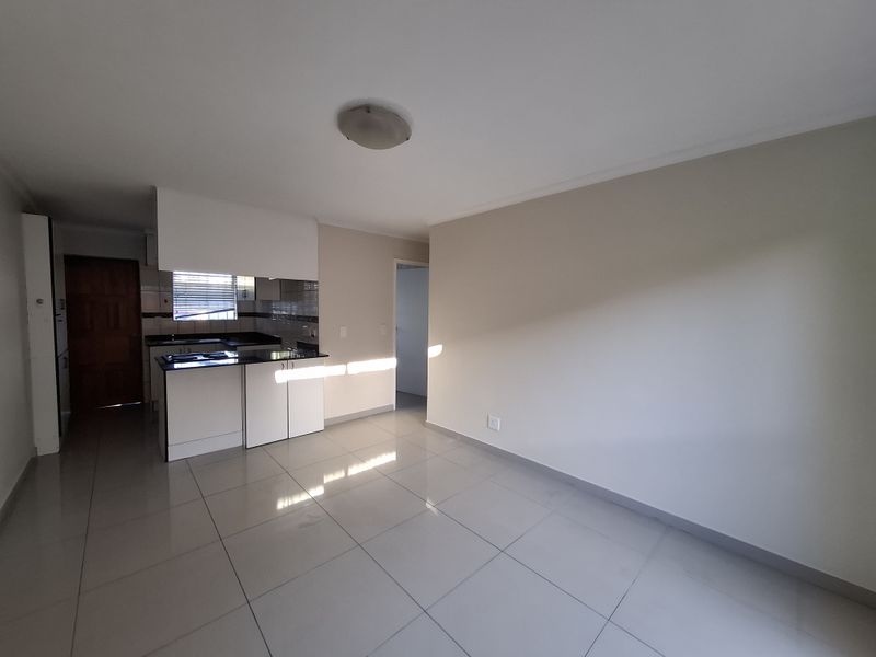 Sunny Two Bedroom Apartment With Garden - Photo 3