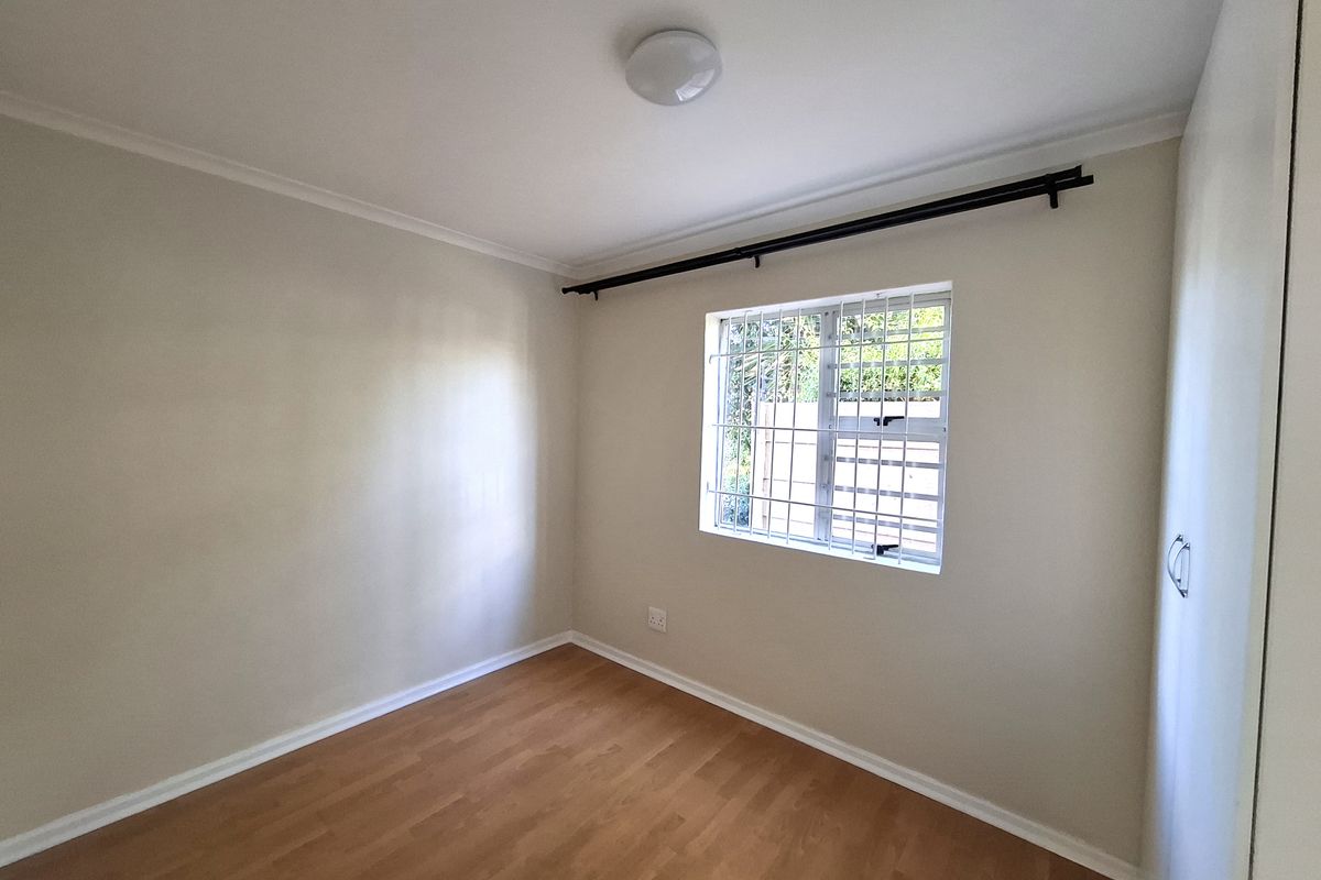 Sunny Two Bedroom Apartment With Garden - Photo 5