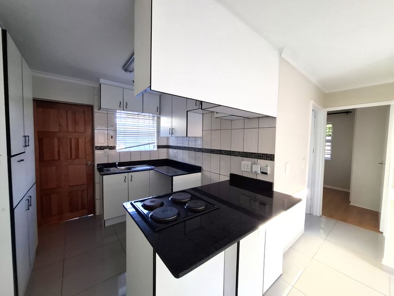 Sunny Two Bedroom Apartment With Garden - Photo 8