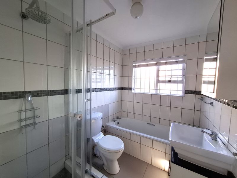 Sunny Two Bedroom Apartment With Garden - Photo 6