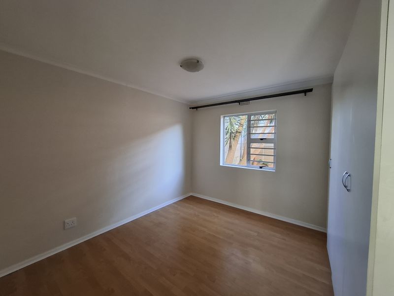 Sunny Two Bedroom Apartment With Garden - Photo 7