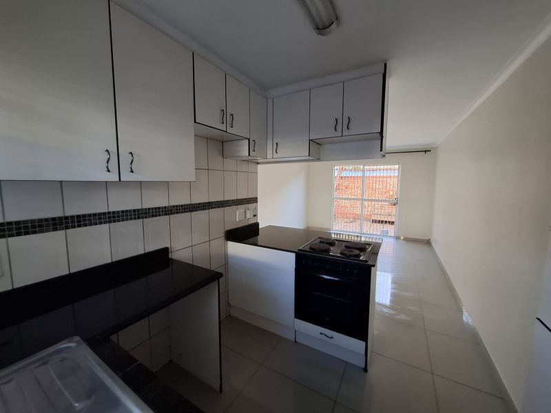 Sunny Two Bedroom Apartment With Garden - Photo 4