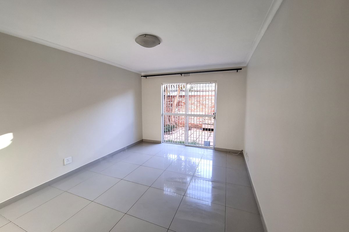 Sunny Two Bedroom Apartment With Garden - Photo 2