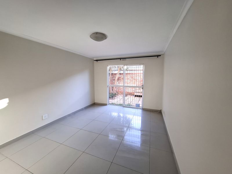 Sunny Two Bedroom Apartment With Garden - Photo 2