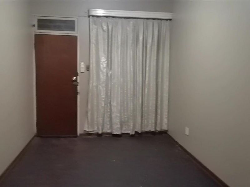 One and a Half Bedroom Flat Now Available In Sunnyside!!! - Photo 6