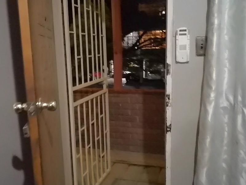 One and a Half Bedroom Flat Now Available In Sunnyside!!! - Photo 2