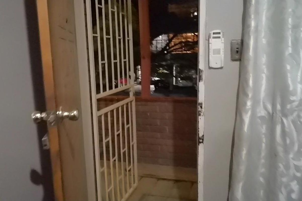 One and a Half Bedroom Flat Now Available In Sunnyside!!! - Photo 2