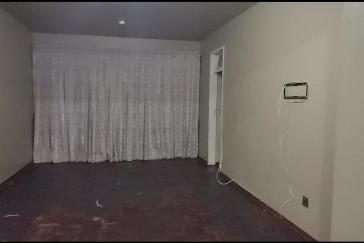 One and a Half Bedroom Flat Now Available In Sunnyside!!! - Photo 4