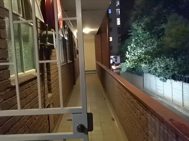 One and a Half Bedroom Flat Now Available In Sunnyside!!! - Photo 3