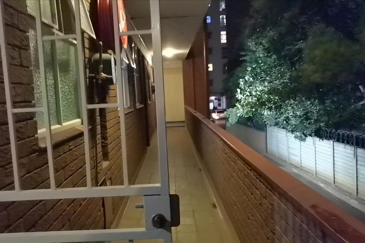 One and a Half Bedroom Flat Now Available In Sunnyside!!! - Photo 3